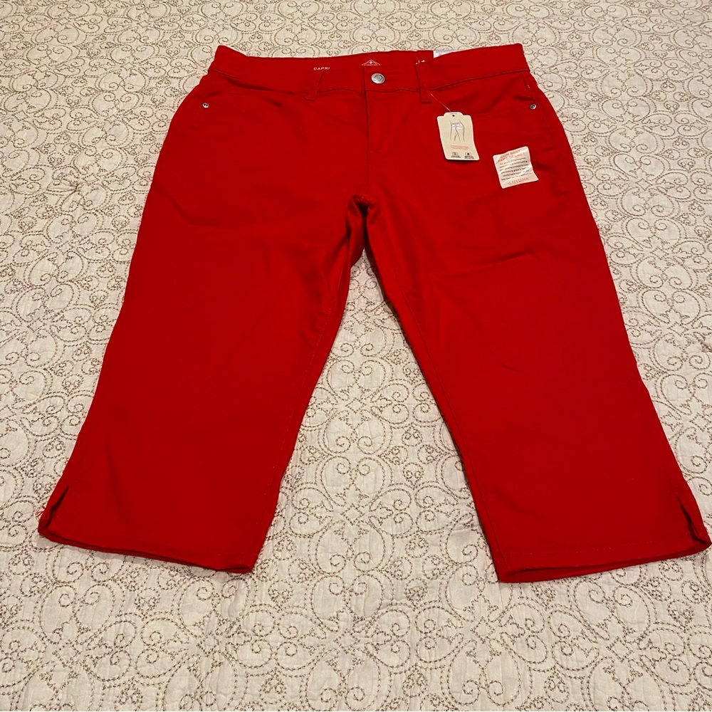 NWT St. John’s Bay Women’s Petite Mid Rise Red Capri Jeans Size 14P